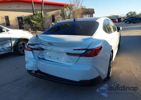2025 Toyota Camry Xle z USA, uszkodzony, nr VIN 4T1DAACK2SU051010